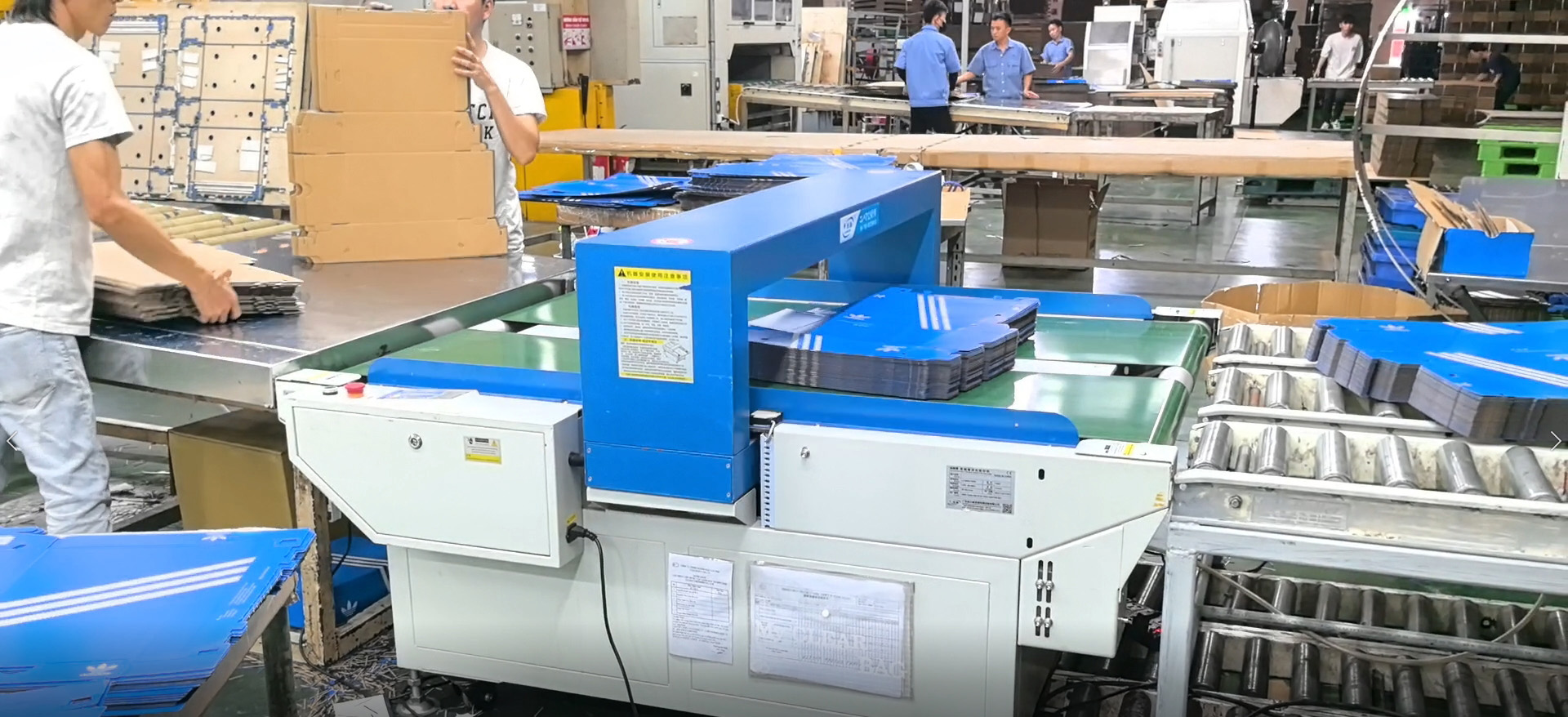 越南某紙業(yè)有限公司使用多臺連新牌寬幅檢針機 、寬幅紙品金屬檢測機