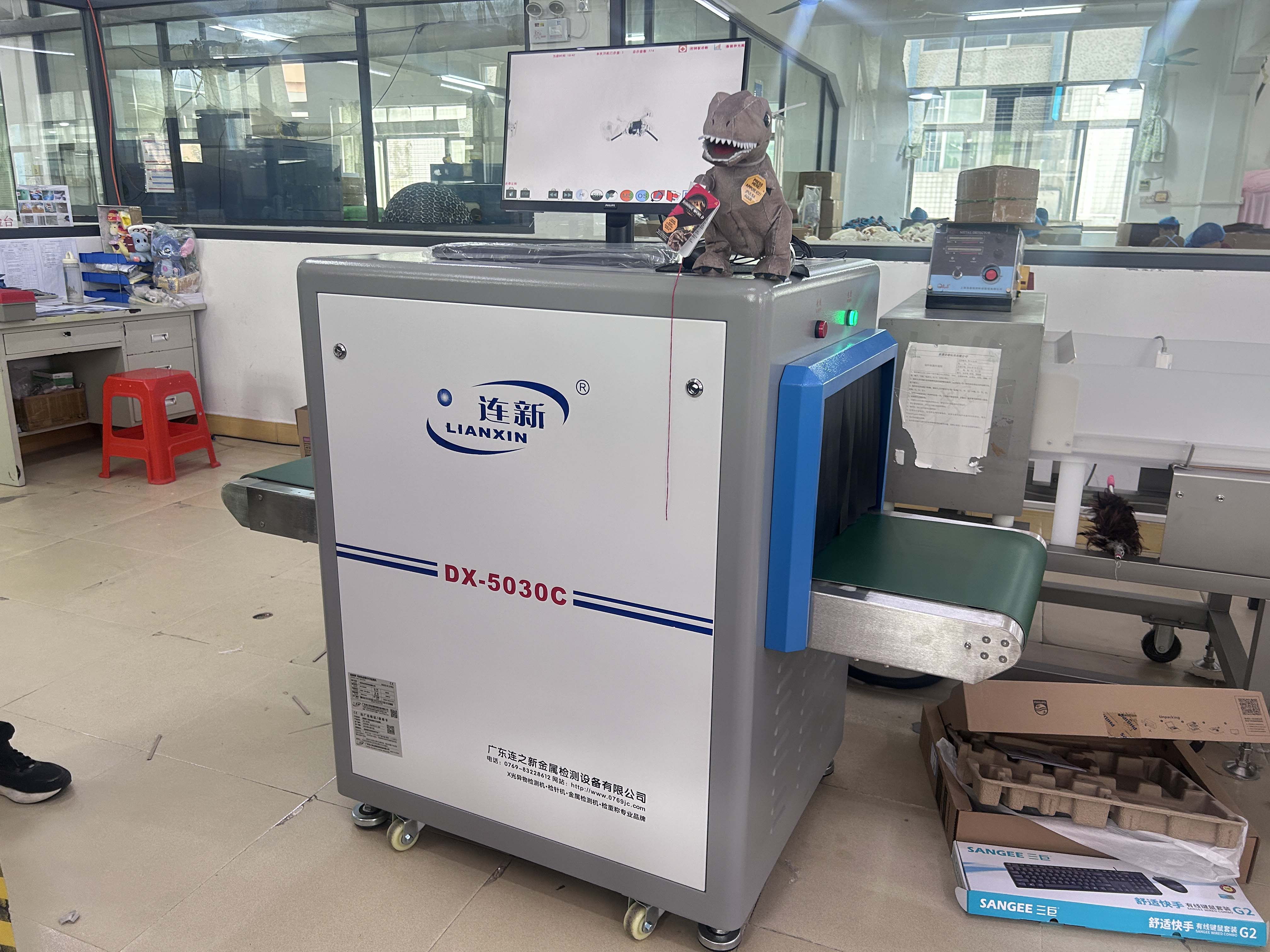 東莞市寮步鎮(zhèn)某玩具廠使用連新牌X光檢針機驗針機現(xiàn)場